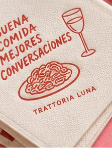 Servilletas impresas en rojo sobre mantel a cuadros