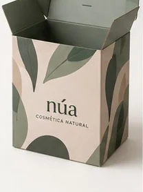 Caja plegadiza con estampado de hojas para una marca de cosmética